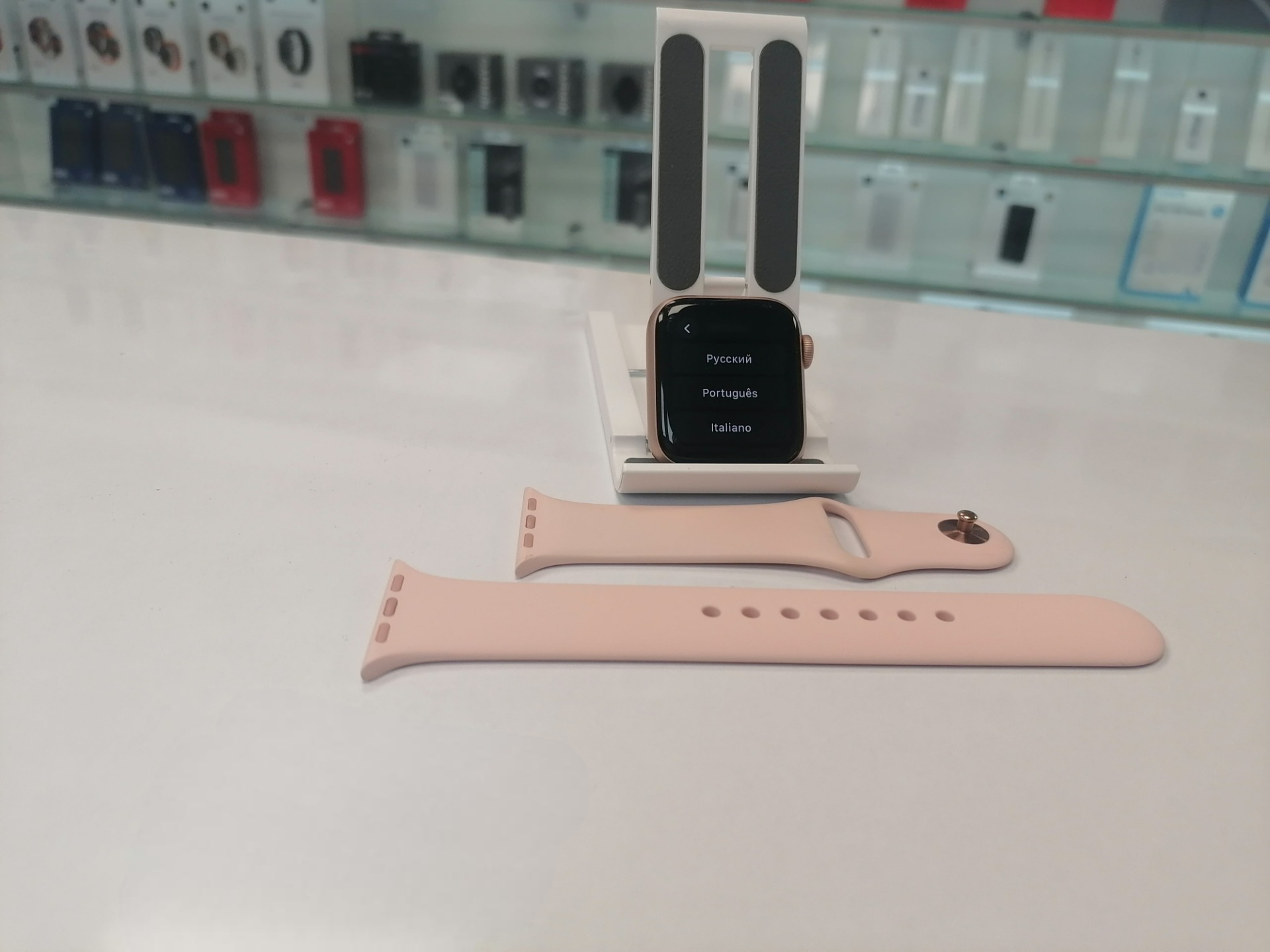 Apple Watch Series 4 40 мм (MU682) , корпус из алюминия золотого цвета - Б/У Apple Watch Series 4 40 мм (MU682) , корпус из алюминия золотого цвета - Б/У