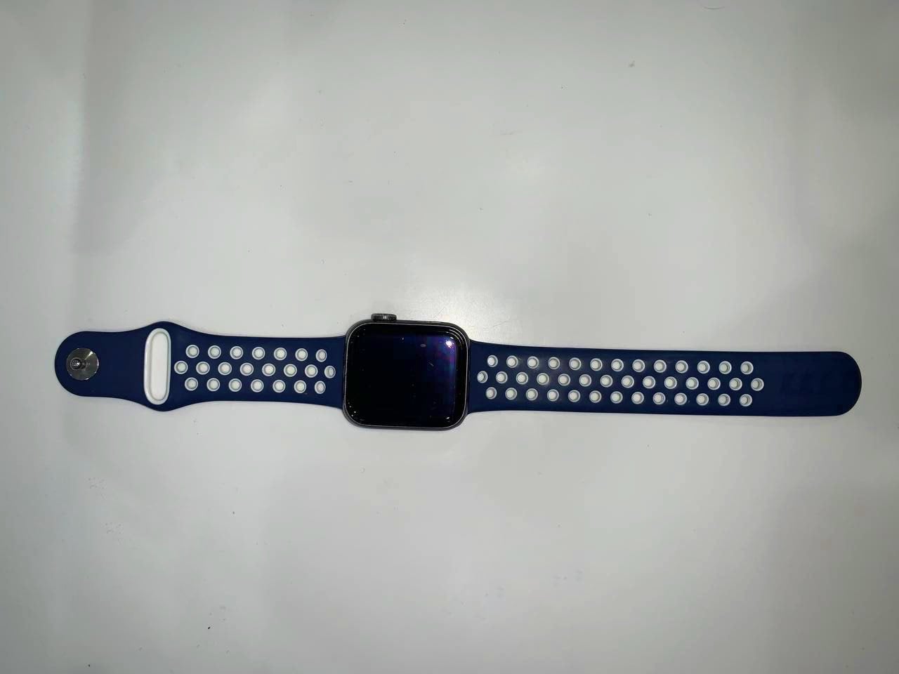 Apple Watch SE, 40 мм, (2021) (MKQ13) корпус из алюминия цвета «серый космос», спортивный браслет (Без коробки) - Б/У Apple Watch SE, 40 мм, (2021) (MKQ13) корпус из алюминия цвета «серый космос», спортивный браслет (Без коробки) - Б/У