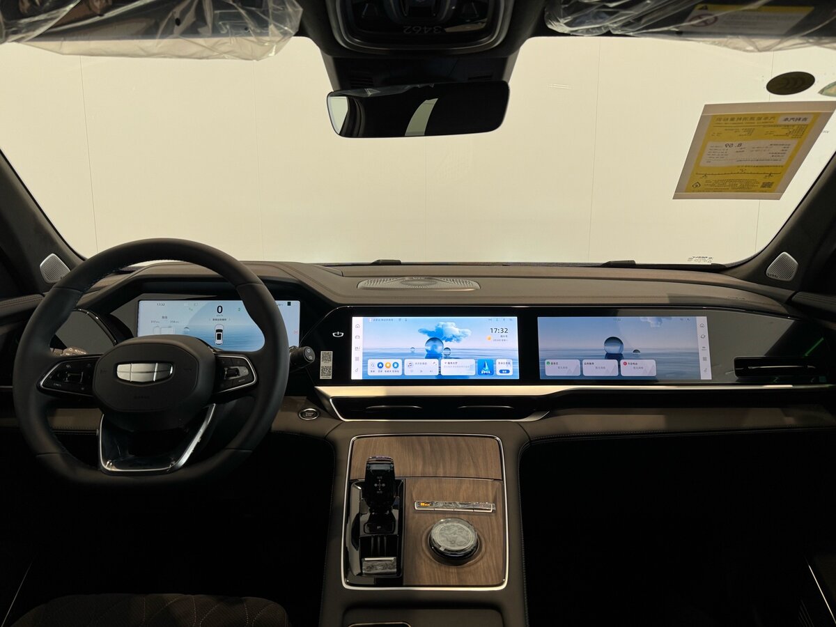 Geely Monjaro белый 2025 черный салон