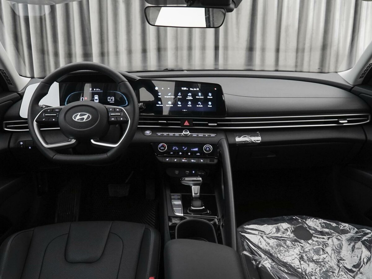 Hyunday Elantra White 2024 черный салон