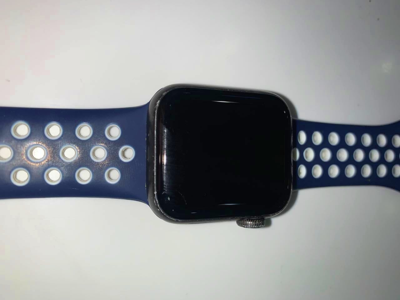 Apple Watch SE, 40 мм, (2021) (MKQ13) корпус из алюминия цвета «серый космос», спортивный браслет (Без коробки) - Б/У Apple Watch SE, 40 мм, (2021) (MKQ13) корпус из алюминия цвета «серый космос», спортивный браслет (Без коробки) - Б/У