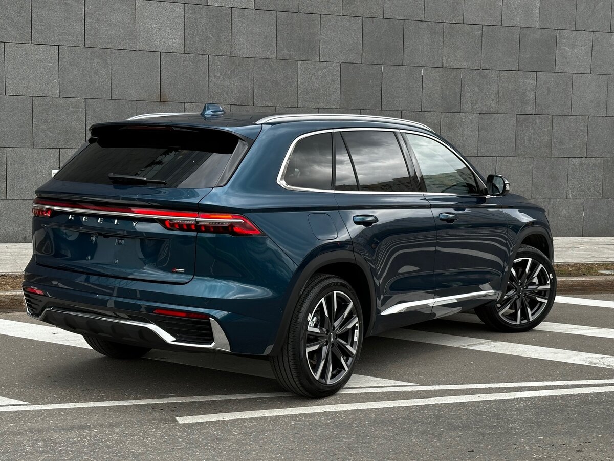 Geely Monjaro изумруд 2024 темный салон