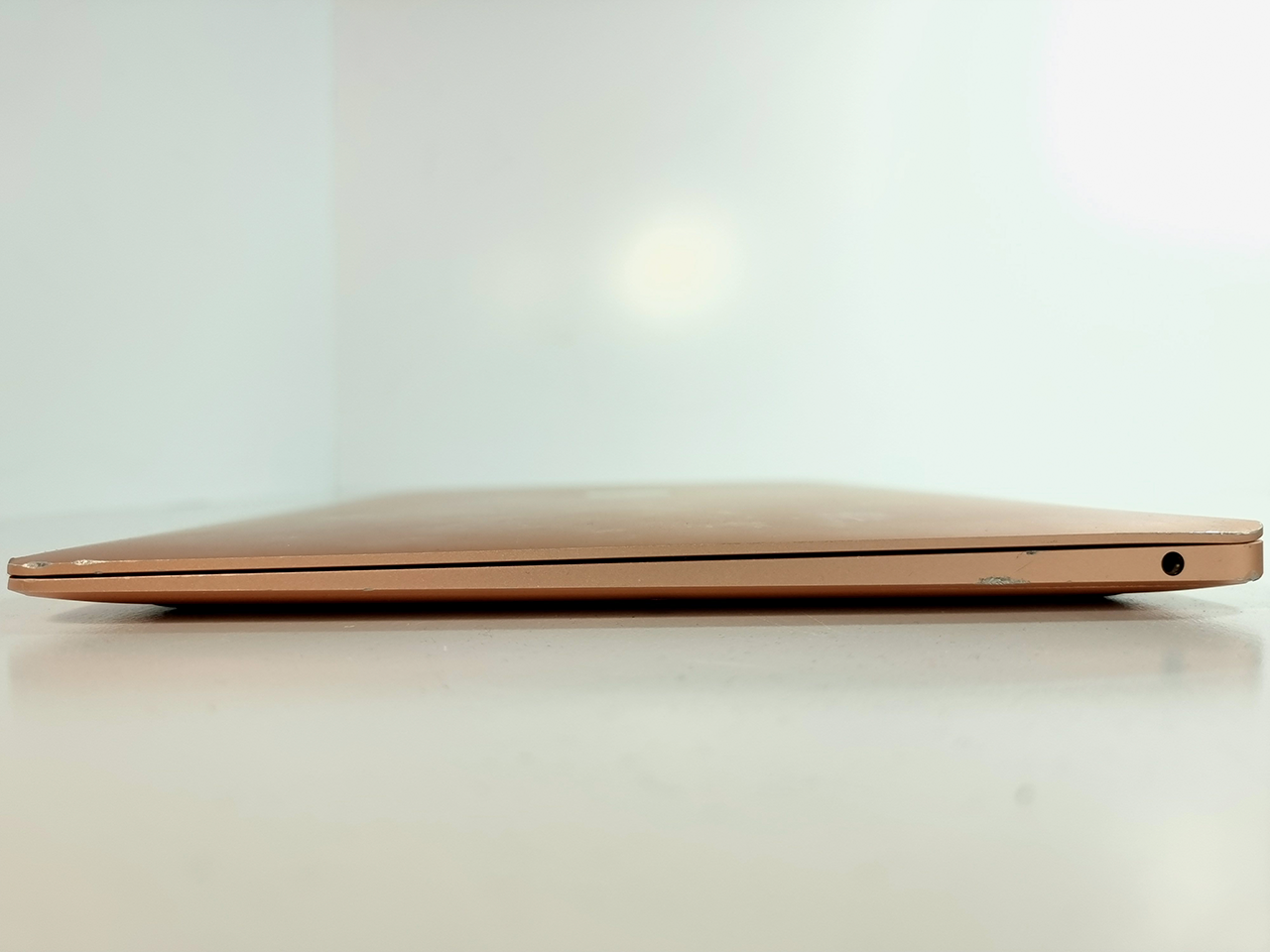 MacBook Air 13" Gold MWTL2RU/A (Mid 2020) Dual Core i3 1,1 GHz/8Gb/256Gb SSD/Touch ID  (без коробки / 52 цикла / полосы на дисплее) - БУ