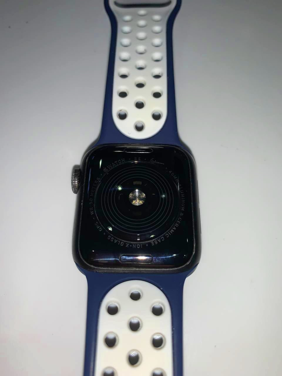 Apple Watch SE, 40 мм, (2021) (MKQ13) корпус из алюминия цвета «серый космос», спортивный браслет (Без коробки) - Б/У Apple Watch SE, 40 мм, (2021) (MKQ13) корпус из алюминия цвета «серый космос», спортивный браслет (Без коробки) - Б/У