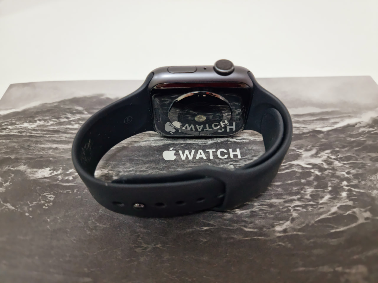 Apple Watch SE 44 мм (2021) (MKQ63) черного цвета (Без коробки) - Б/У Apple Watch SE 44 мм (2021) (MKQ63) черного цвета (Без коробки) - Б/У