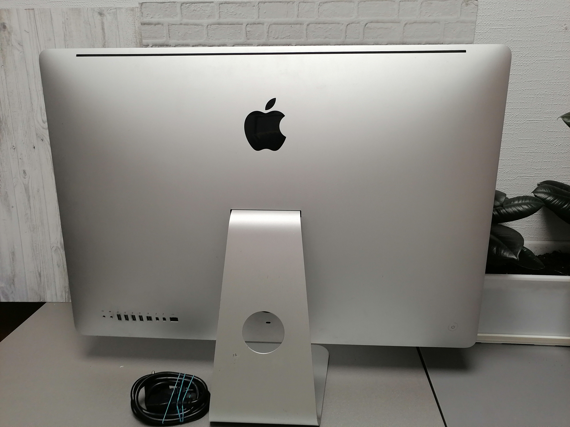 iMac 27" (Mid 2011) (Core i3 3.2 GHz/4Gb/1Tb HDD/ATI Radeon HD 5670) (Перегревается / Переодически выключается) - Б/У