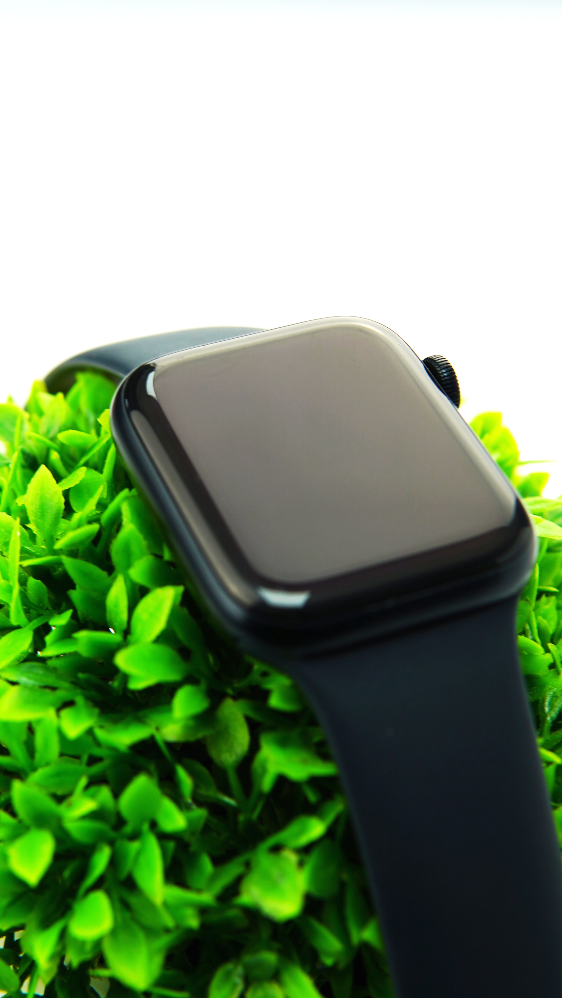 Apple Watch SE 2022, 44 мм, корпус из алюминия цвета «темная ночь», спортивный ремешок цвета «темная ночь» M/L (MNTG3) - Б/У