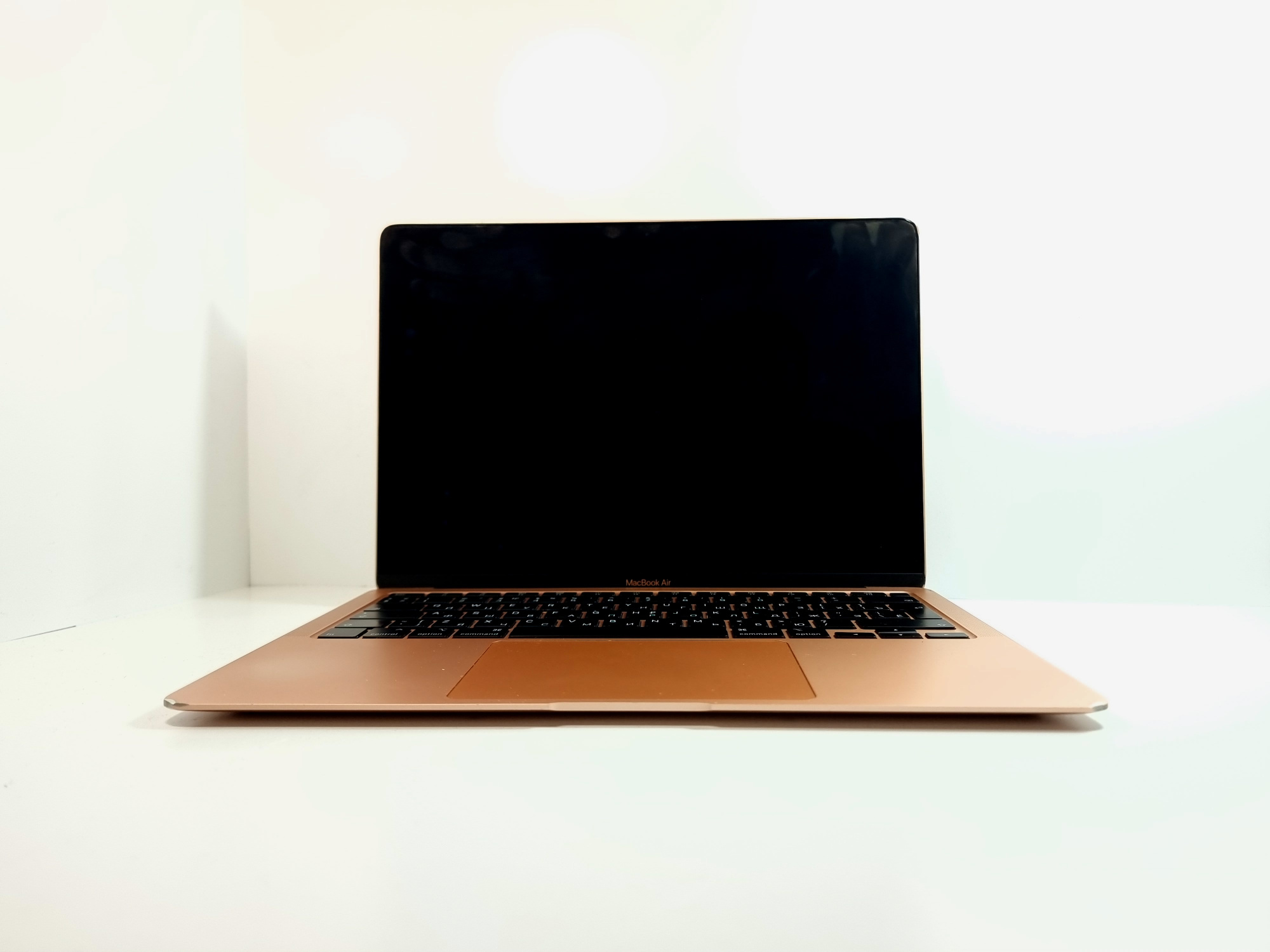 MacBook Air 13" Gold MWTL2RU/A (Mid 2020) Dual Core i3 1,1 GHz/8Gb/256Gb SSD/Touch ID  (без коробки / 52 цикла / полосы на дисплее) - БУ