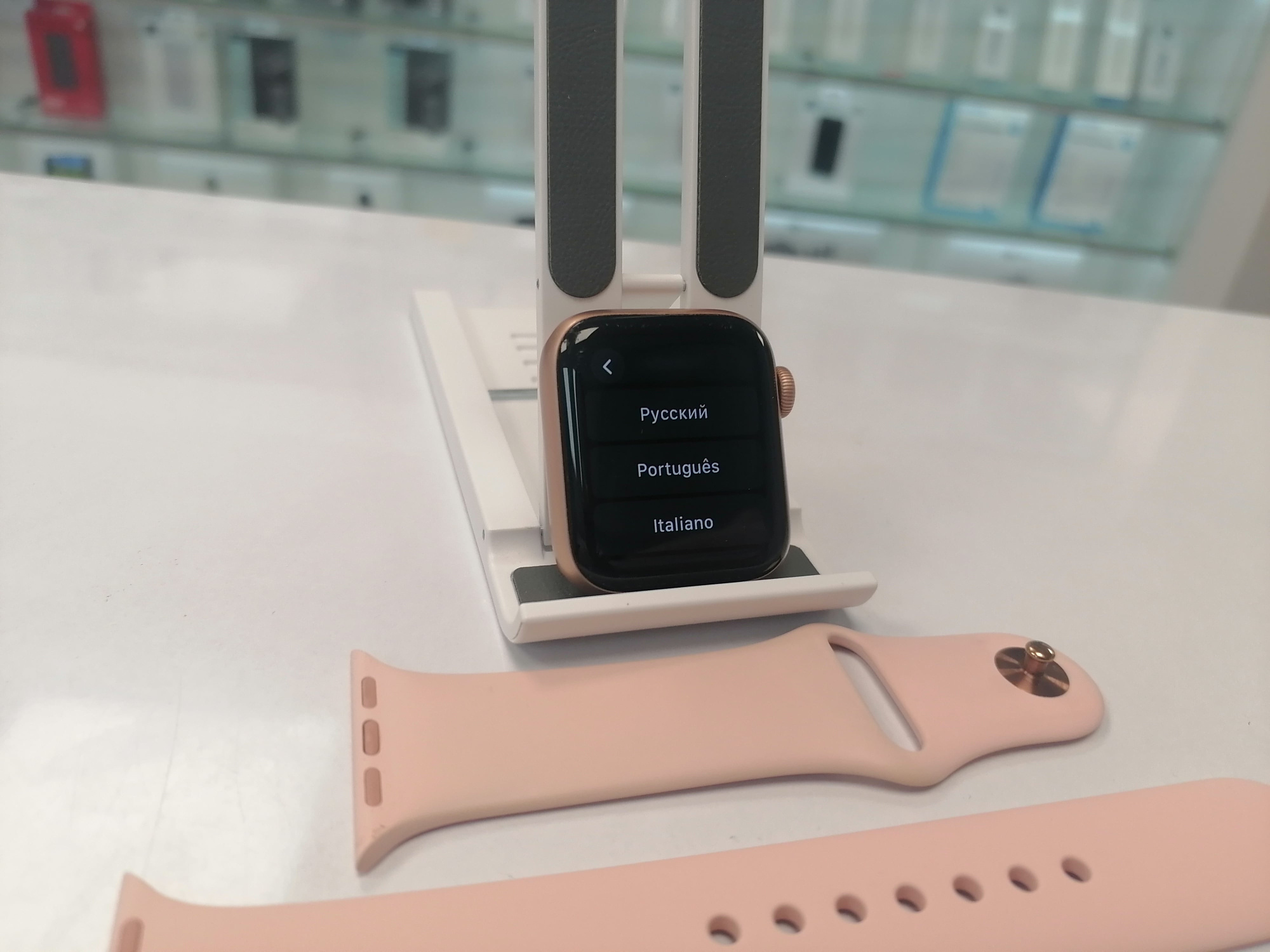 Apple Watch Series 4 40 мм (MU682) , корпус из алюминия золотого цвета - Б/У Apple Watch Series 4 40 мм (MU682) , корпус из алюминия золотого цвета - Б/У