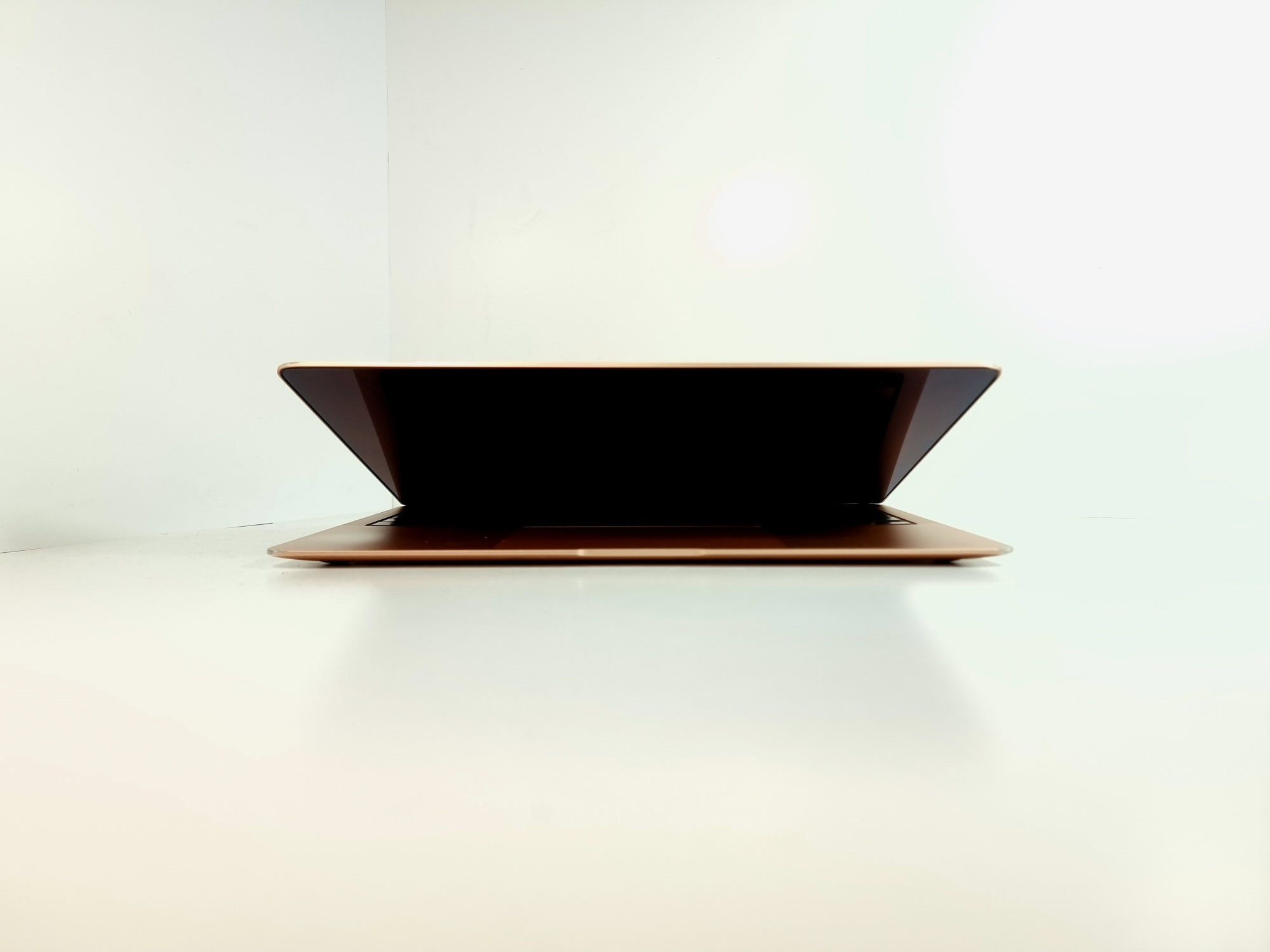 MacBook Air 13" Gold MWTL2RU/A (Mid 2020) Dual Core i3 1,1 GHz/8Gb/256Gb SSD/Touch ID  (без коробки / 52 цикла / полосы на дисплее) - БУ