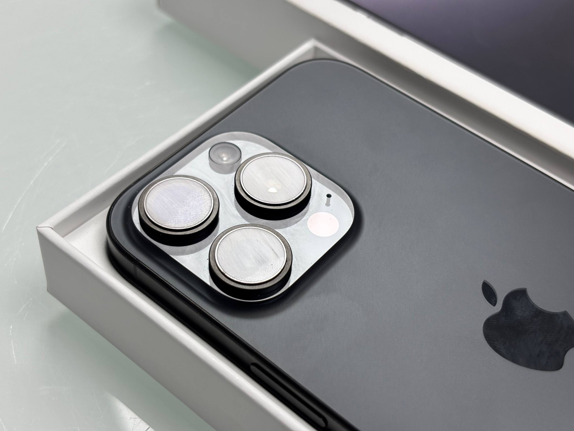 iPhone 16 Pro Max 256Gb Black Titanium (1 sim + eSIM / 100% / без коробки) - Б/У . . . iPhone 16 Pro Max 256Gb Black Titanium (1 sim + eSIM / 100% / без коробки) - Б/У . . .