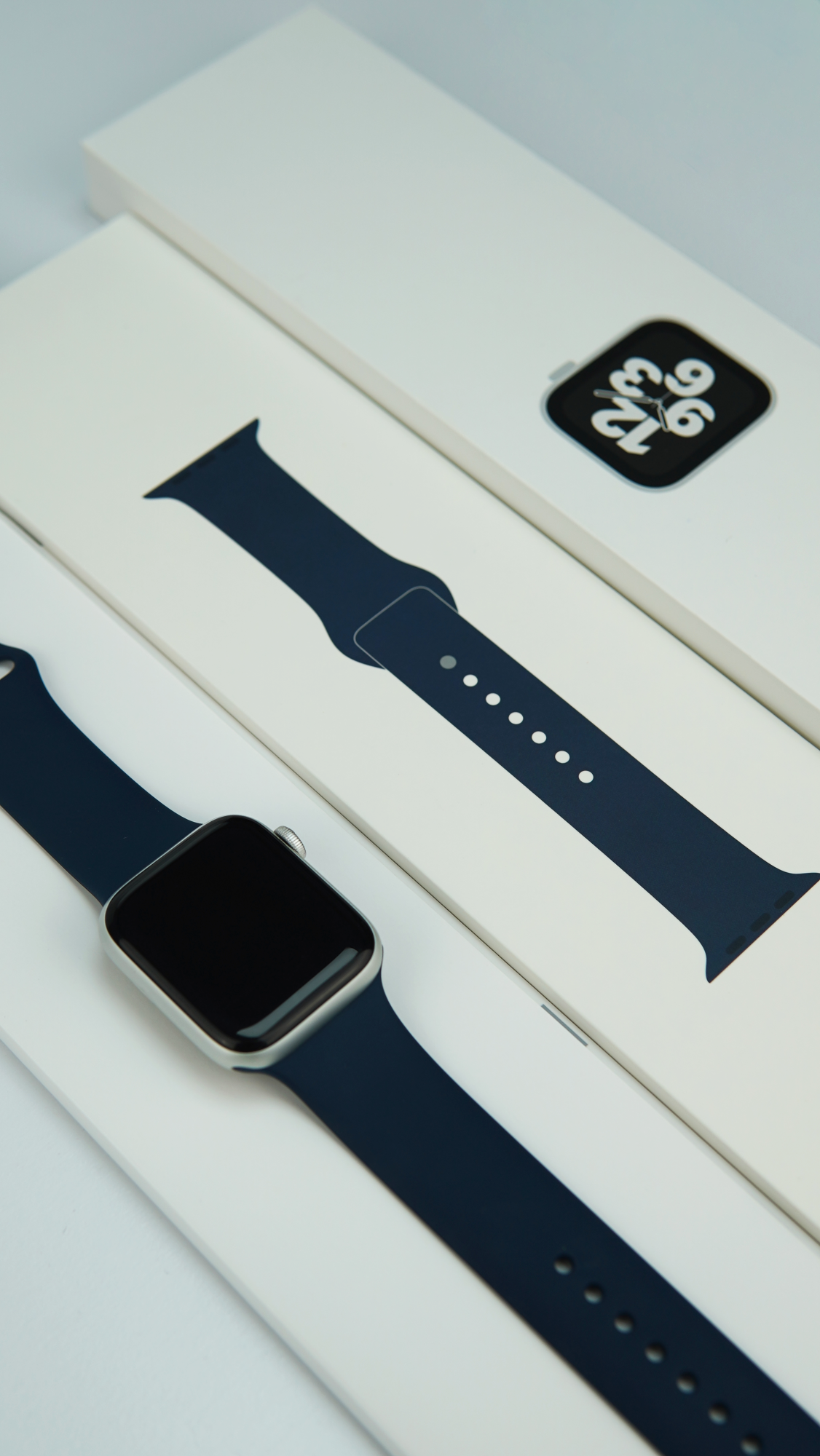 Apple Watch SE, 44 мм, корпус из алюминия серебристого цвета, спортивный браслет синего цвета (MKQ43) - Б/У