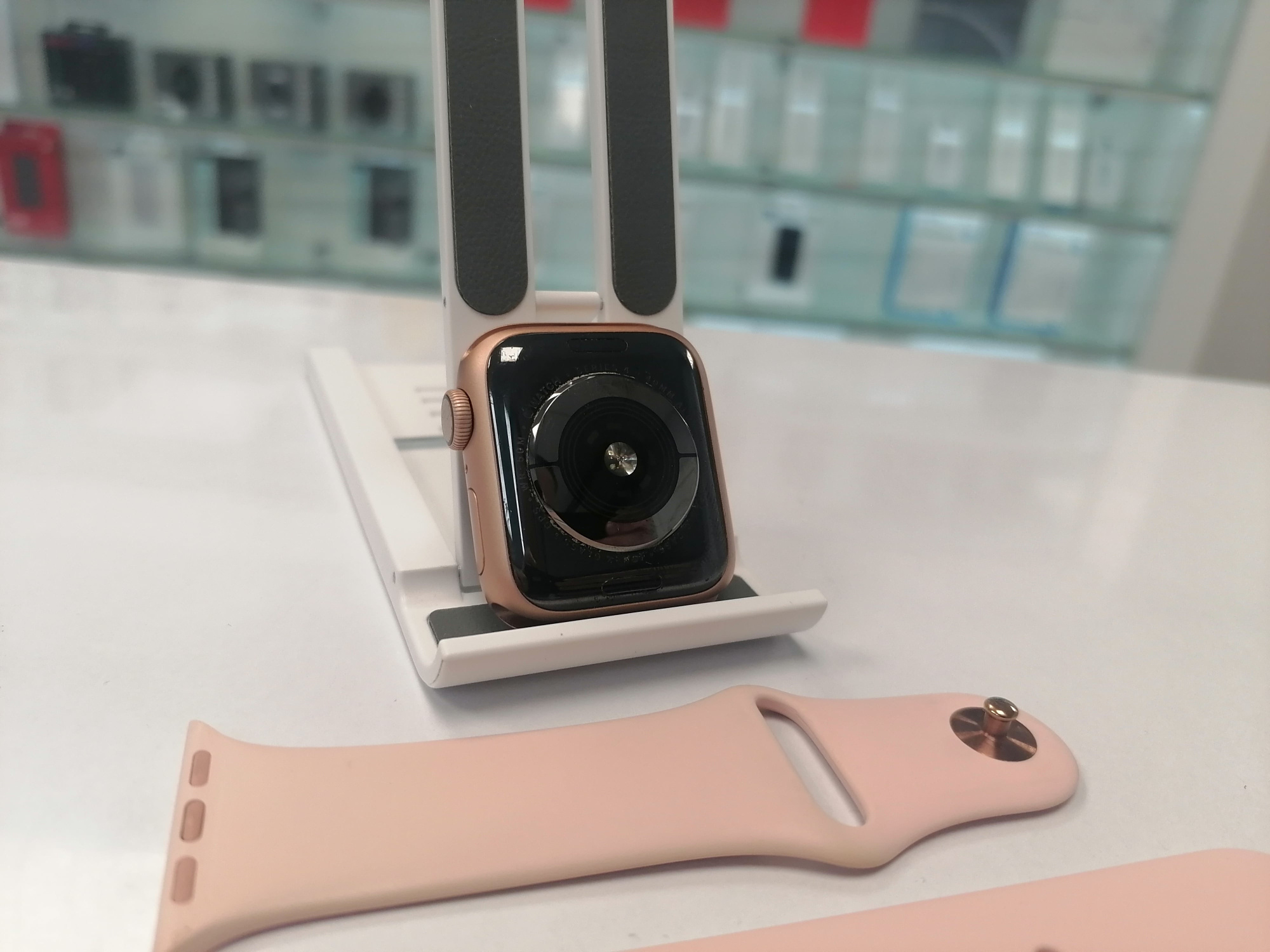 Apple Watch Series 4 40 мм (MU682) , корпус из алюминия золотого цвета - Б/У Apple Watch Series 4 40 мм (MU682) , корпус из алюминия золотого цвета - Б/У