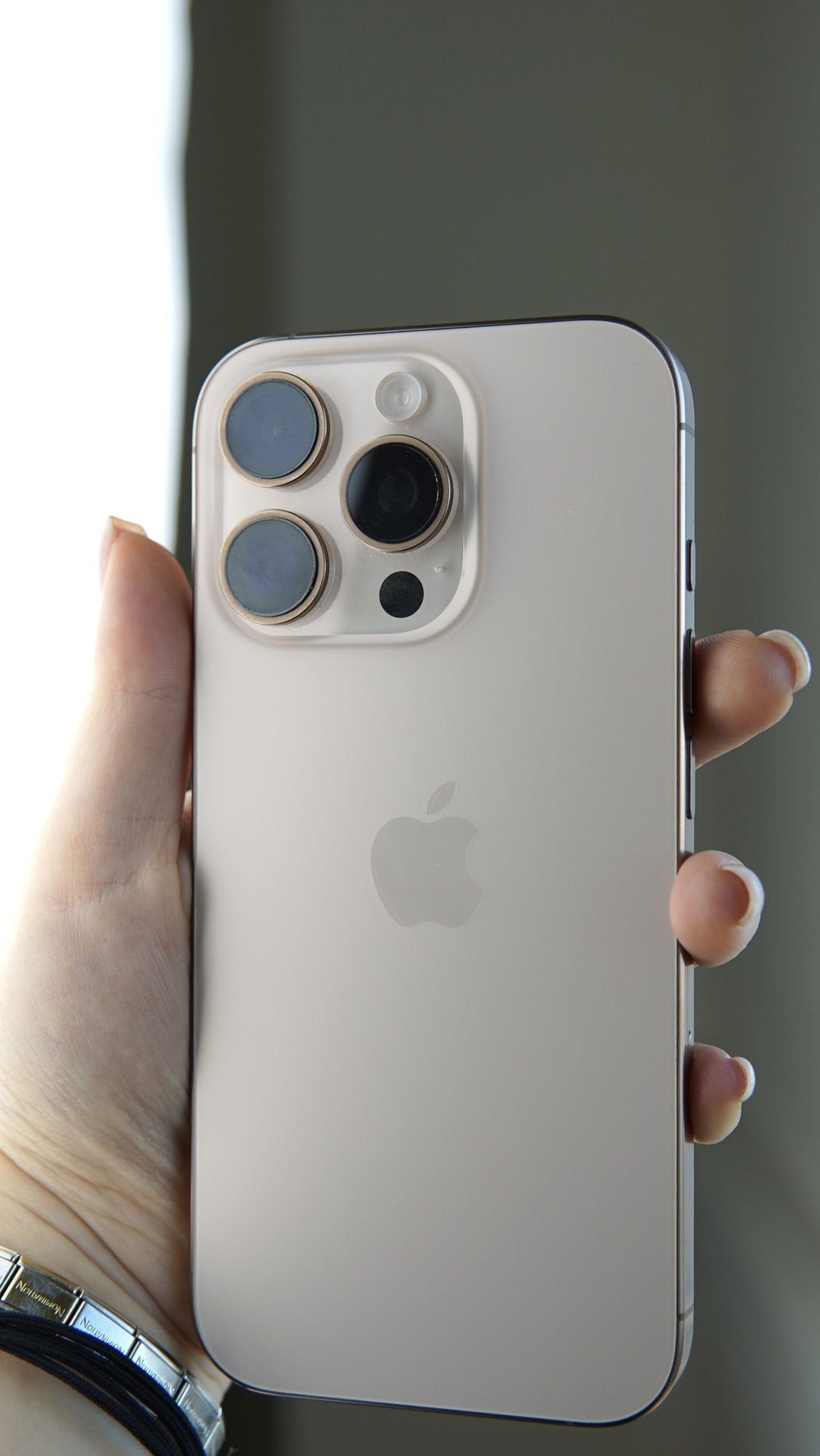 iPhone 16 Pro 128Gb Desert Titanium (1sim + eSIM / 98%) - Б/У  . . .